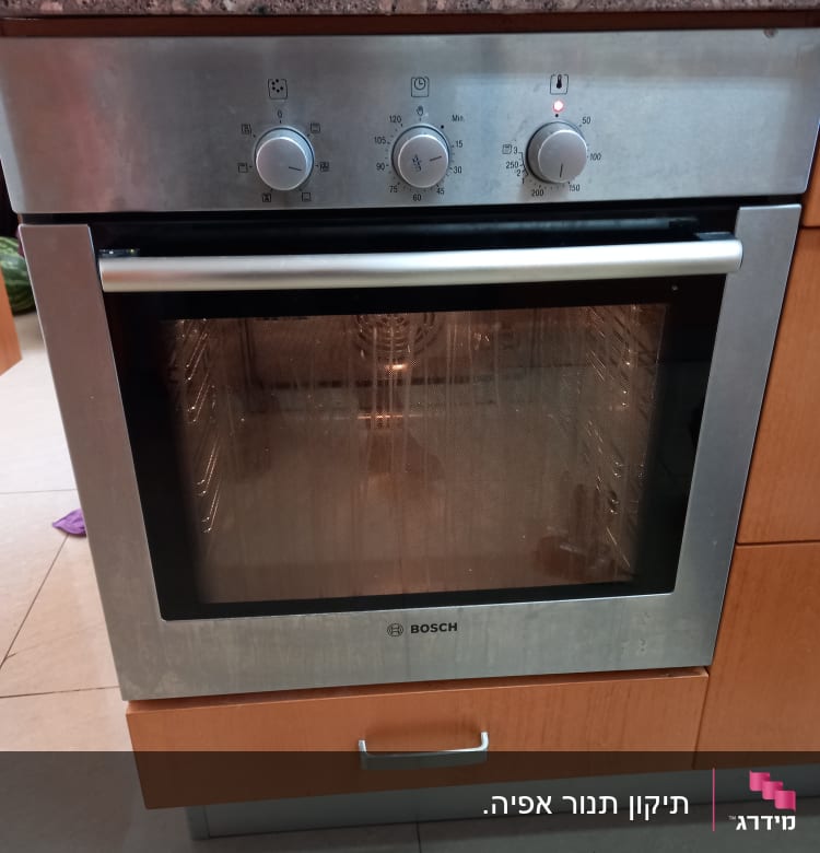 תנור אפייה עם כפתורי שליטה ומד טמפרטורה